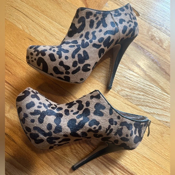 Vince Camuto Leopard Print Calf Hair Platform Ankle Bootie Stiletto Heels - Picture 1 of 9